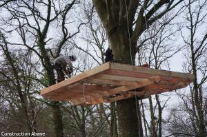 Construction de la cabane grand hêtre à la Vallée Féérique