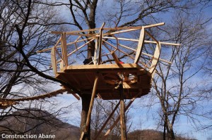 Construction de cabane dans les arbres aux cabanes de Pyrène