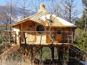 Cabane sur pilotis dans la Drome