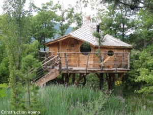Cabane sur pilotis dans la Drome