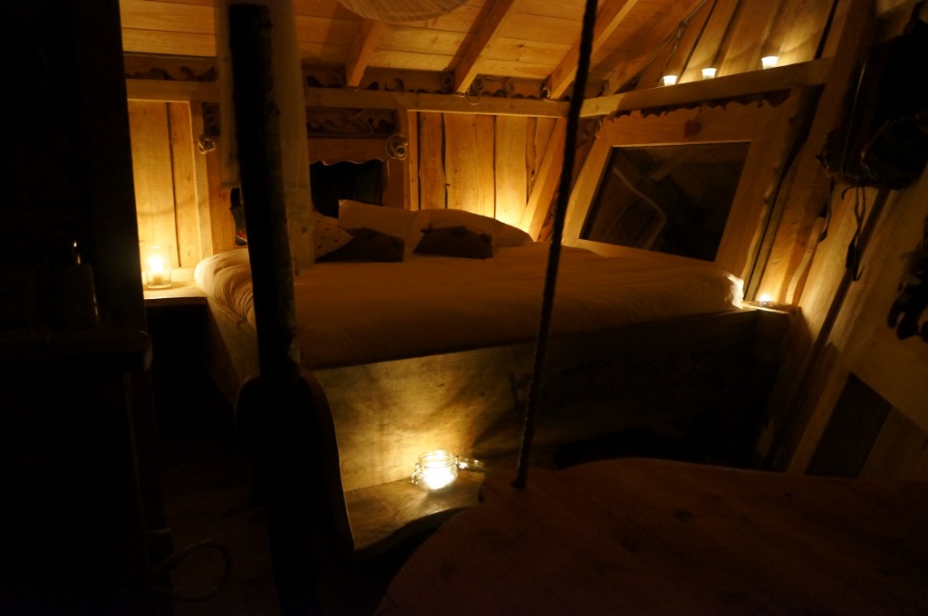 Intérieur de la cabane nis de Bisou en Auvergne